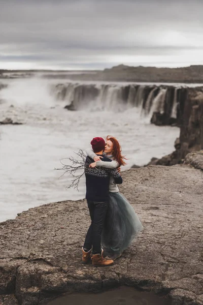 Heureux couple hipster amoureux en Islande. Transpiration traditionnelle de laine — Photo