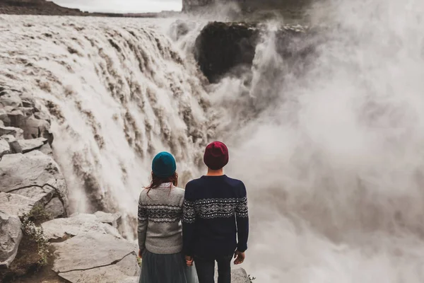 좋아 하는 젊은 연인들 이 아이슬란드의 역사적 인 분리를 보고 있습니다. — 스톡 사진