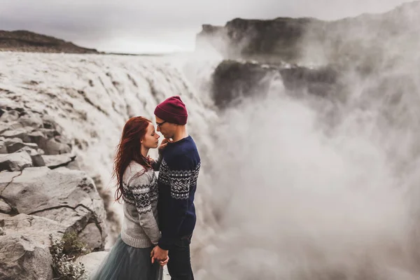 Jeune couple élégant amoureux embrasser ensemble près de célèbre islandais — Photo