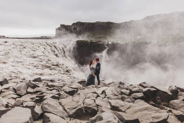 Jovem casal elegante no amor beijando juntos perto do famoso islandês — Fotografia de Stock