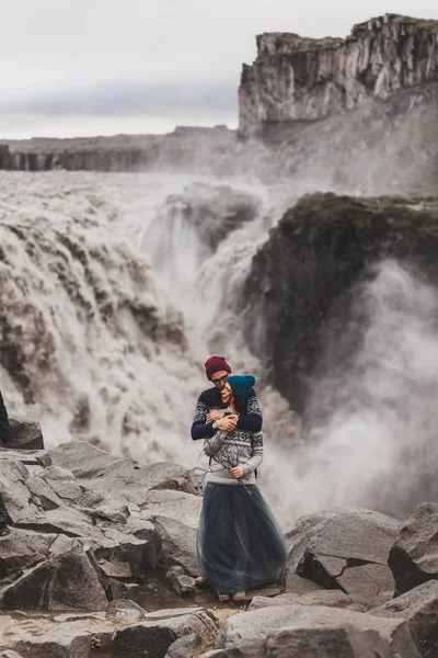 Zblízka krásný portrét mladé hipster pár líbání spolu — Stock fotografie