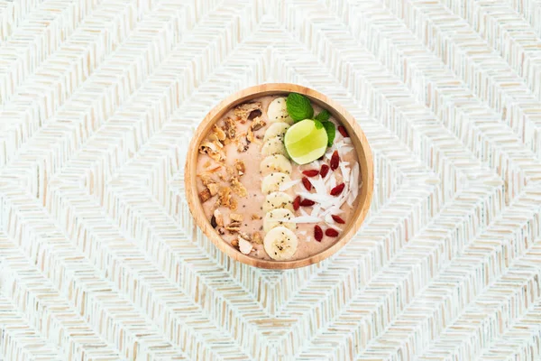 Deliziosa ciotola di frullato fresca con banana, granola, semi di chia, goji — Foto Stock