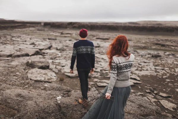 ��ouple in love walking in Iceland. Stone volcanic desert around — Stock Photo, Image