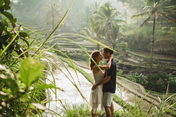 Giovane coppia latino-americana con splendida vista di Ubud riso terra — Foto Stock