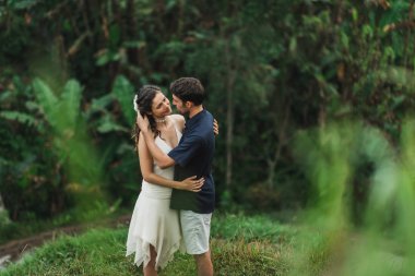 Ubud pirinç tarlası manzaralı genç Latin Amerikalı çift
