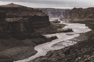 Jokulsa 'nın dramatik manzarası soğuk ve gri bir Fjollum nehri kanyonu
