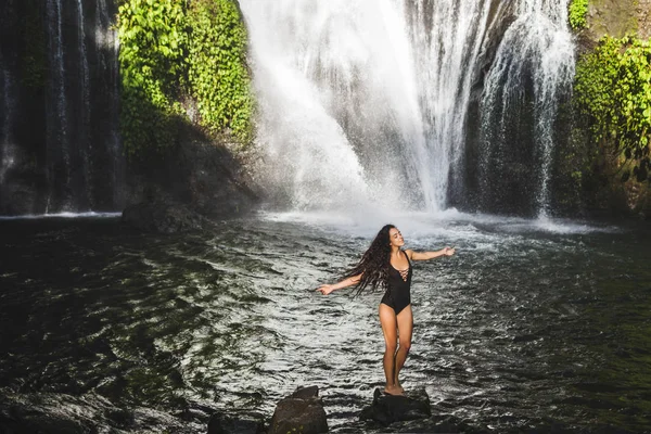 Giovane donna bruna sottile con i capelli ricci godendo in laguna di — Foto Stock