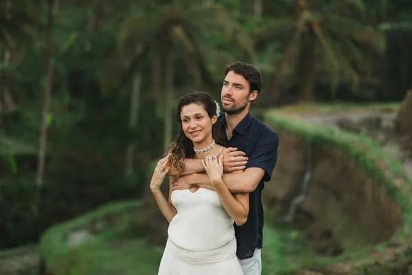 Joven mujer embarazada latina con marido con increíble vista de Ubu —  Fotos de Stock