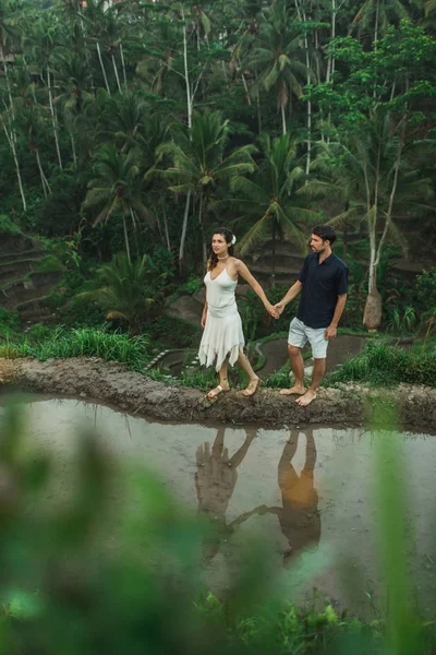 Joven pareja latinoamericana con increíble vista de Ubud arroz terra —  Fotos de Stock