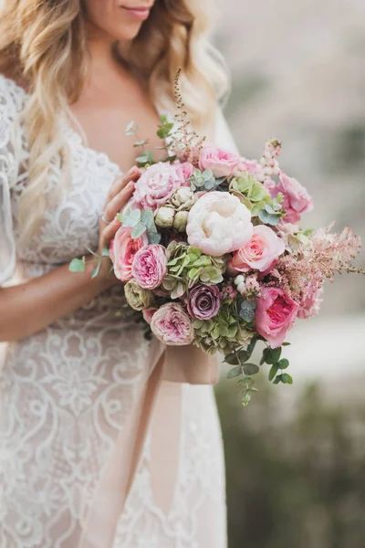 Невеста держит в руках маленький свадебный букет в пастельных тонах. L — стоковое фото