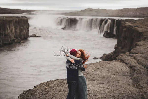 Feliz casal hipster apaixonado na Islândia. Suor de lã tradicional — Fotografia de Stock