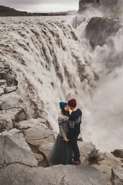 Joven pareja con estilo en el amor besándose juntos cerca de la famosa Islandesa —  Fotos de Stock