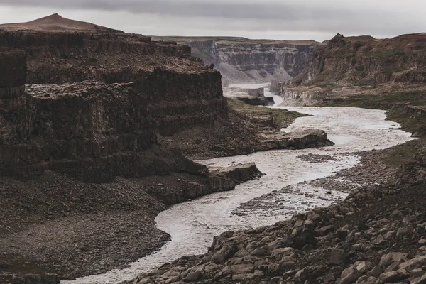 Dramatický pohled na kaňon řeky Jokulsa a Fjollum v chladném a šedém — Stock fotografie