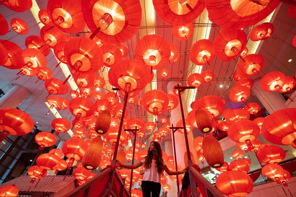 Woman walking and enjoying traditional red lanterns decorated fo — Stock Photo, Image