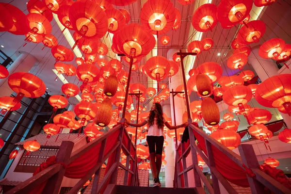 Woman walking and enjoying traditional red lanterns decorated fo — Stock Photo, Image