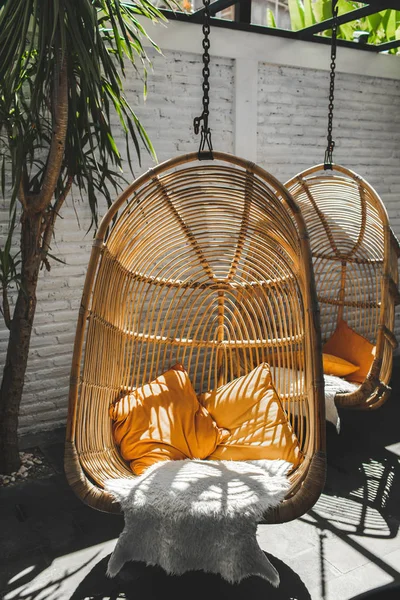 阁楼咖啡店里的柳条藤条吊椅。 环保家具 — 图库照片