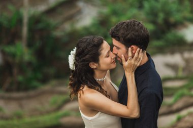 Ubud pirinç tarlası manzaralı genç Latin Amerikalı çift