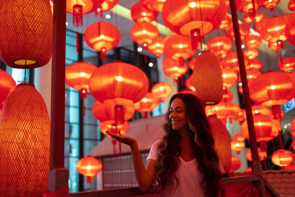 Happy tourist woman enjoying traditional red lanterns decorated — Stock Photo, Image