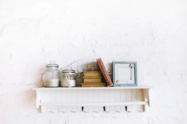 Handgemaakte houten plank met boeken, fotolijstje en kaarsen in g — Stockfoto