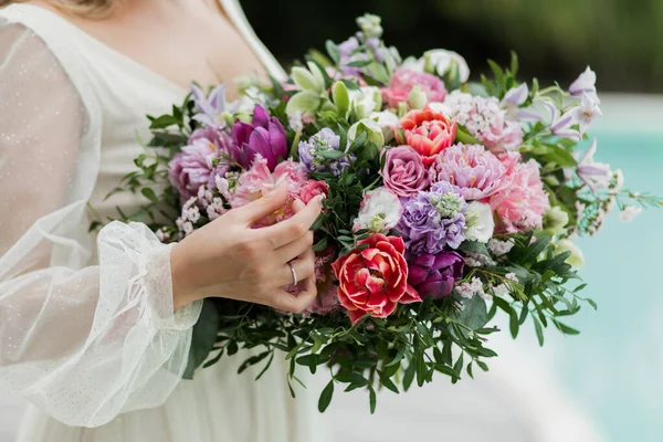 Mulher segurando em mãos grande buquê de casamento de perto. Vermelho e pino — Fotografia de Stock