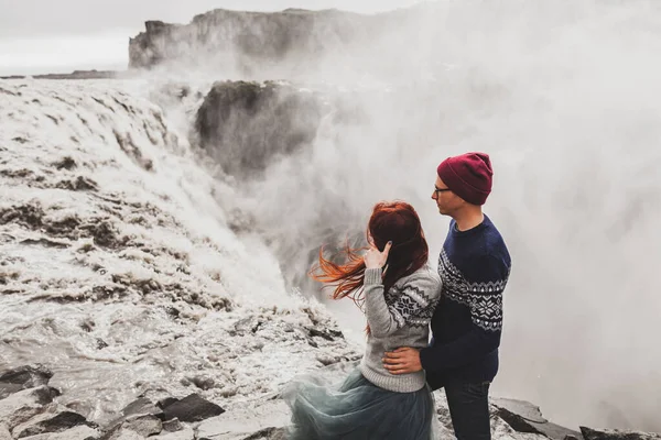 Jovem casal apaixonado olhando para famoso icelandic marco Dettif — Fotografia de Stock