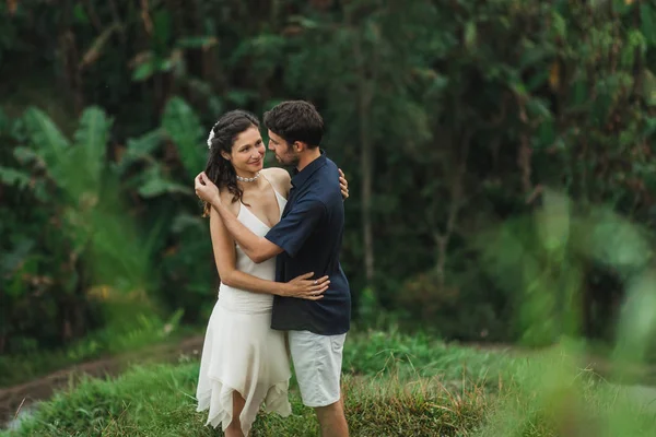 Giovane coppia latino-americana con splendida vista di Ubud riso terra — Foto Stock