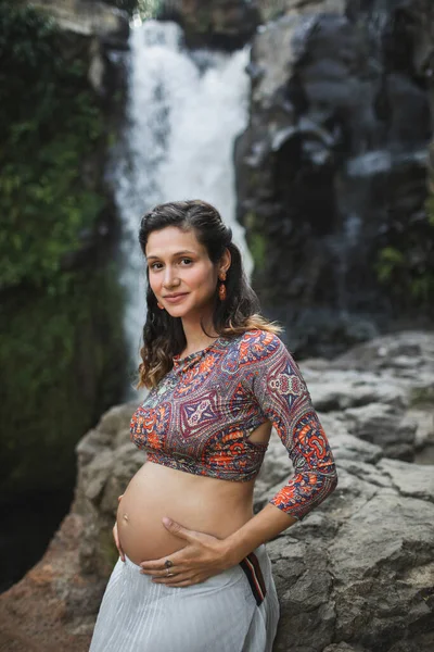 驚くべきカスケード滝の近くに若い本物の妊婦.N — ストック写真