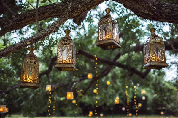 Abendliche Hochzeitszeremonie mit vielen alten Laternen, Lampen, — Stockfoto