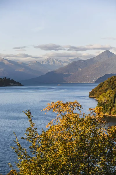 Őszi képeslap kilátás Como tó - híres és népszerű olasz l — Stock Fotó