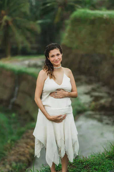 Jovem Grávida Vestido Branco Com Vista Para Terraços Arroz Bali — Fotografia de Stock