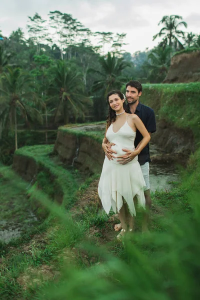 Giovane Donna Incinta Latina Con Marito Con Splendida Vista Sulle — Foto Stock