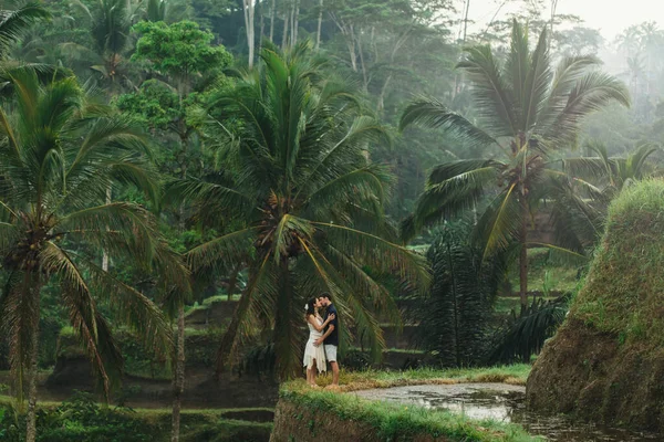 Young Latin American Couple Amazing View Ubud Rice Terraces Morning — Stock Photo, Image