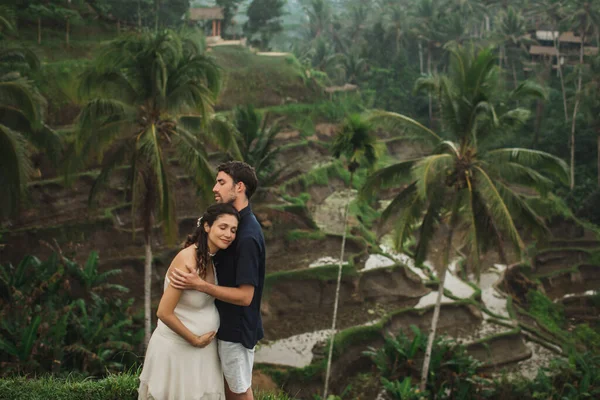 Giovane Donna Incinta Latina Con Marito Con Splendida Vista Sulle — Foto Stock