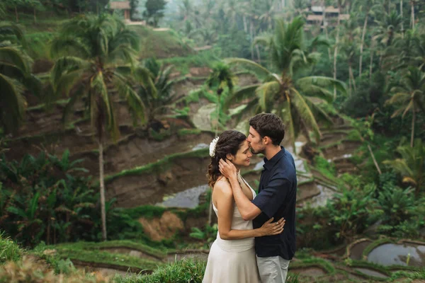 Junges Lateinamerikanisches Paar Mit Herrlichem Blick Auf Die Ubud Reisterrassen — Stockfoto