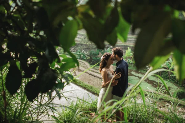 Jovem Casal Latino Americano Com Vista Incrível Terraços Arroz Ubud — Fotografia de Stock