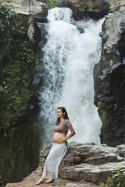 Jovem Mulher Grávida Autêntica Perto Cachoeira Cascata Incrível Barriga Nua — Fotografia de Stock