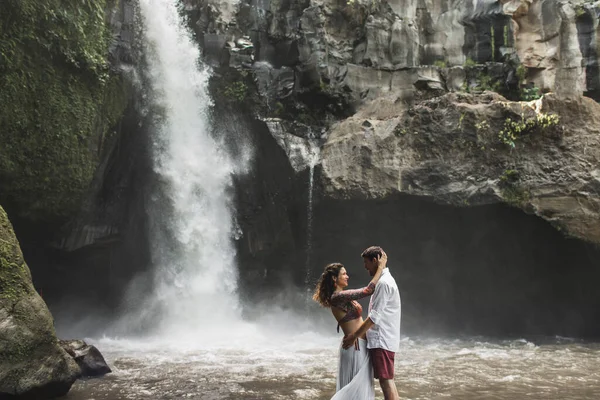 Pareja Joven Enamorada Besándose Con Increíble Vista Cascada Tegenungan Felices —  Fotos de Stock