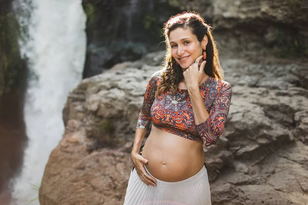 Jovem Mulher Grávida Autêntica Perto Cachoeira Cascata Incrível Barriga Nua — Fotografia de Stock