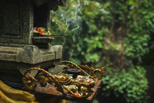 Ofertas Tradicionais Balinesas Canang Sari Para Deuses Espíritos Com Flores — Fotografia de Stock