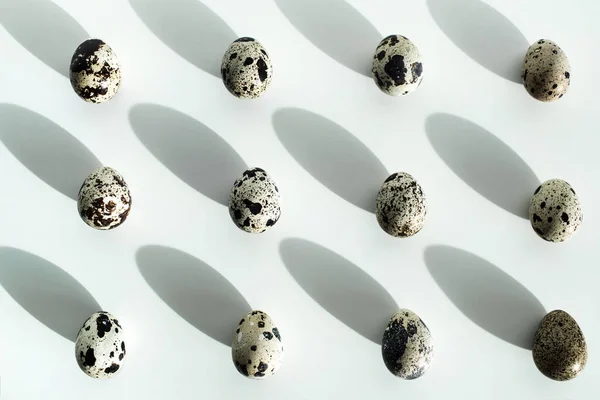 Αυγά Ορτυκιού Λευκό Φόντο Τραπεζιού Ασυνήθιστη Και Διαφορετική Φωτογραφία Για — Φωτογραφία Αρχείου