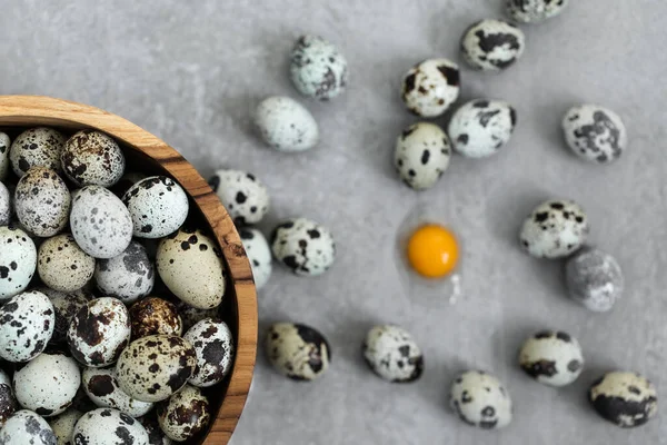 Ξύλινο Μπολ Σωρό Από Μικρά Αυγά Ορτυκιού Γκρι Φόντο Μπετόν — Φωτογραφία Αρχείου