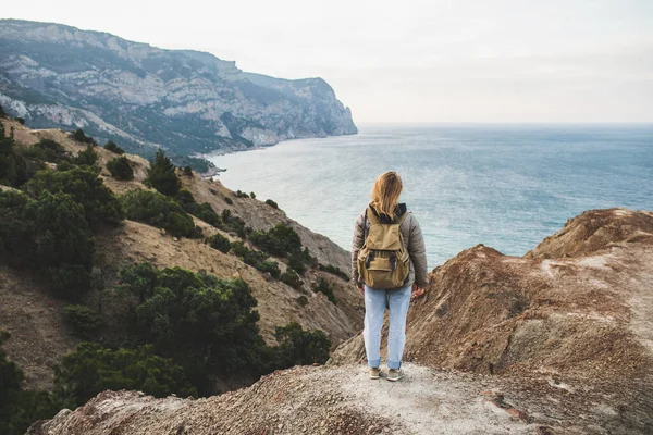 Mochilero Hippie Mujer Feliz Disfrutar Increíbles Vistas Mar Montaña Desde — Foto de Stock