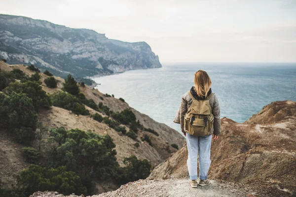 Backpacker Hippie Kobieta Szczęśliwa Cieszyć Się Niesamowity Widok Morze Góry — Zdjęcie stockowe
