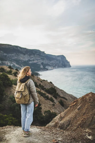 Happy Young Traveler Woman Walking Enjoying Amazing Coastline Mountain View — Stock Photo, Image