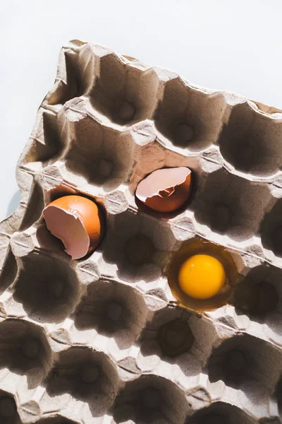 Κίτρινος Κρόκος Και Ραγισμένο Κέλυφος Αυγού Χαρτόκουτο Πασχαλινό Κάθετο Φόντο — Φωτογραφία Αρχείου
