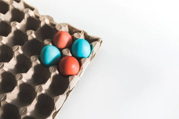 Βαμμένα Πασχαλινά Αυγά Χαρτόκουτο Λευκό Φόντο Μοντέρνο Μπλε Και Κόκκινο — Φωτογραφία Αρχείου