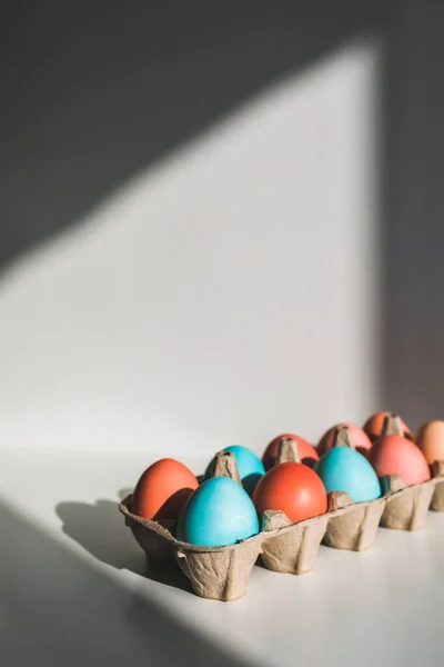 Κουτί Βαμμένα Μπλε Και Κόκκινα Αυγά Κοτόπουλου Για Πάσχα Λευκό — Φωτογραφία Αρχείου