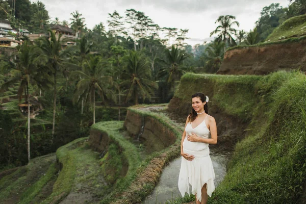 Mujer Embarazada Joven Vestido Blanco Con Vista Las Terrazas Arroz —  Fotos de Stock