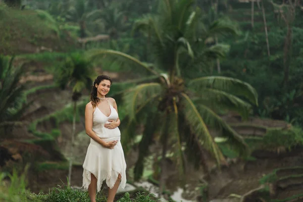 Mujer Embarazada Joven Vestido Blanco Con Vista Las Terrazas Arroz —  Fotos de Stock