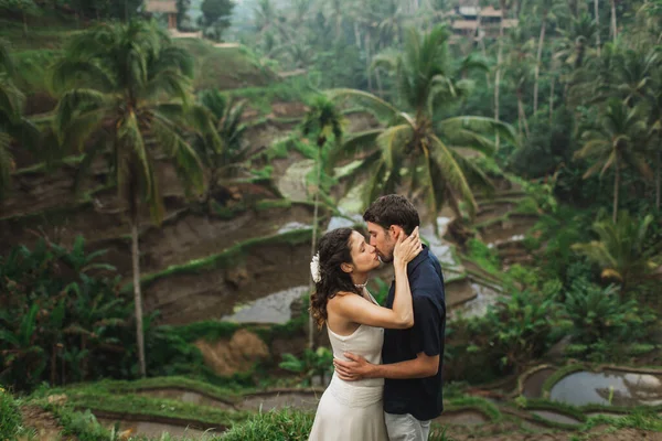 Joven Pareja Latinoamericana Con Increíbles Vistas Las Terrazas Arroz Ubud —  Fotos de Stock